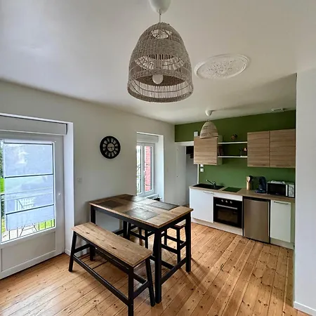 De La Petite Tour Apartment Pontorson